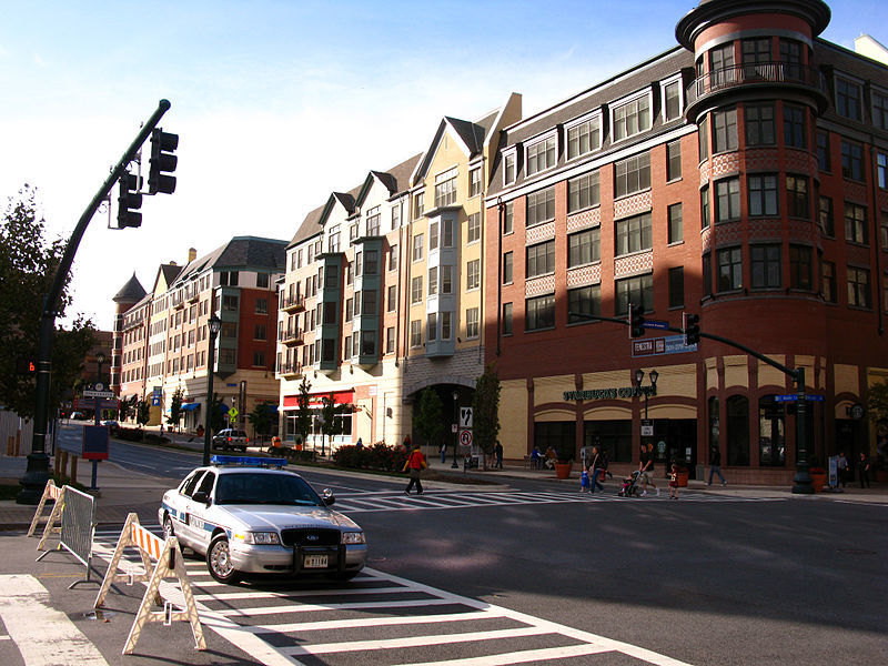 800px-Rockville_-_Maryland_Ave_at_Middle_Ln
